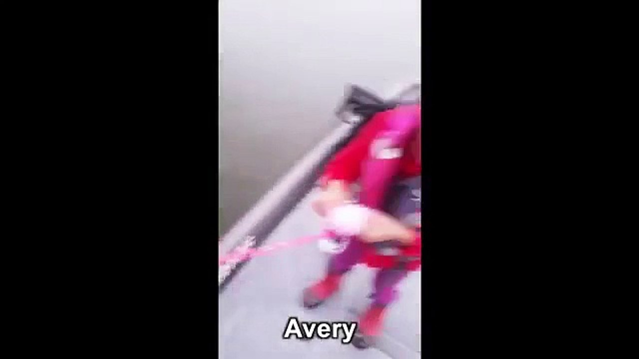 Une petite fille attrape un poisson avec sa canne à pêche barbie