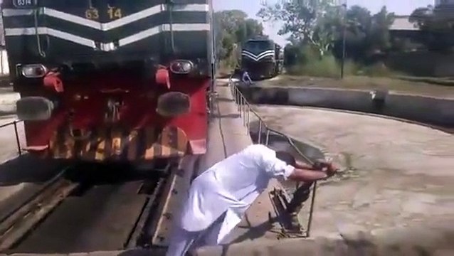 Changer la direction du train à la main... En mode Pakistanais