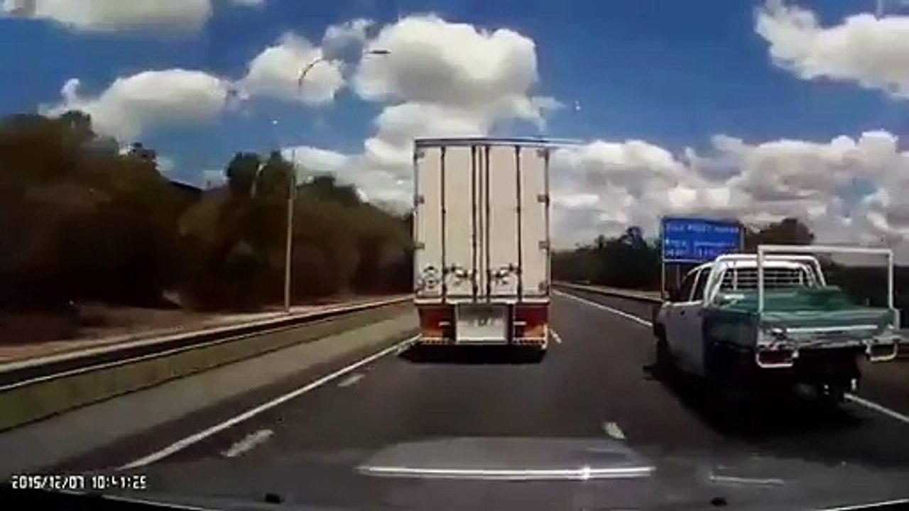 Un camion de rabat sur une voiture et lui arrac...