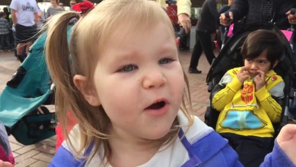 Cette petite fille reconnait la chanson de frozen et devient folle!