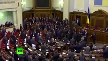 Não é o Brasil: primeiro-ministro é levantado pelas pernas durante briga no parlamento ucraniano