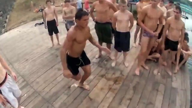 Вот так прыгнул в воду)