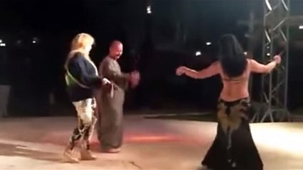 أبو جلبية دوخ الراقصتين الوي يا بابا الوي حتى هو شي مبزع على برى