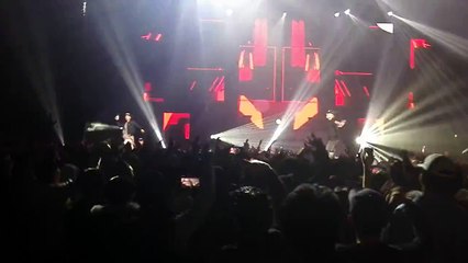 151206 Multillionaire + 1life2live Concert, illie signz up