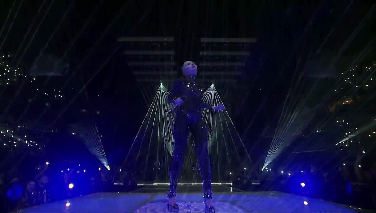 Miley Cyrus - Bangerz Tour- Live from New Orleans (Full)_114