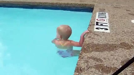 Amazing Cute Baby Swims across the pool all alone