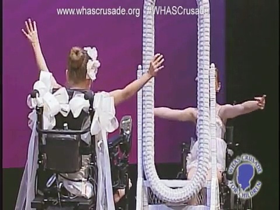 Son fauteuil roulant ne lui a pas empêché de présenter un magnifique spectacle de danse avec sa sœur