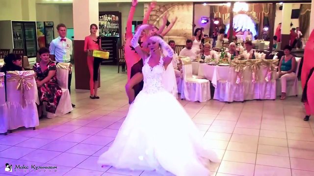 Невеста поет песню - подарок растрогал жениха до слез!!!