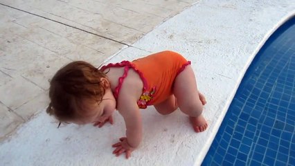 Bébé à la piscine