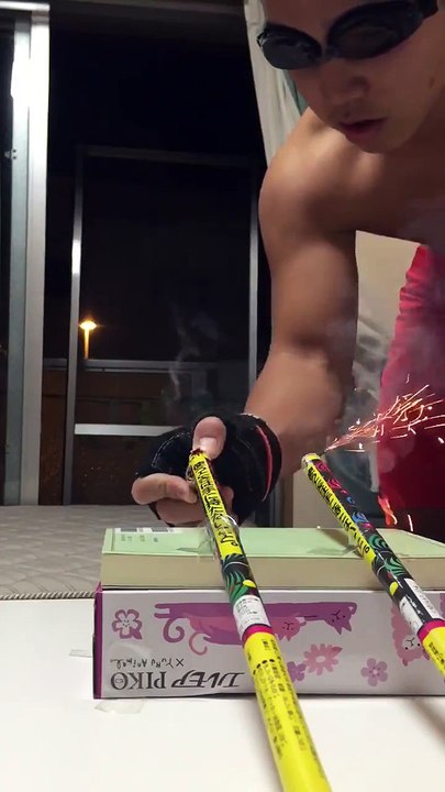 Ce débile se bat contre des feux d'artifice