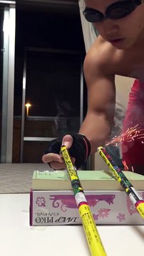 Ce débile se bat contre des feux d'artifice