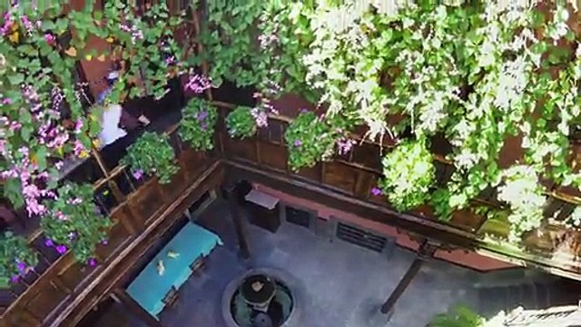 Ce rider fait du parkour à vélo sur les toits des maisons en Espagne