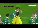 Un jugador de fútbol celebró un gol usando el spray del arbitro