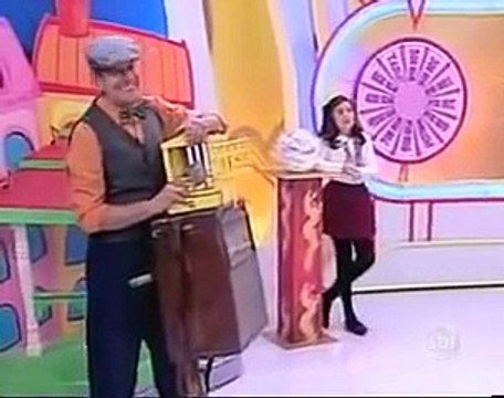 Maisa ganha bolo nos bastidores pelo aniversário do SBT