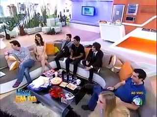 Meninos da banda Rebeldes provocam as meninas no palco do Hoje em Dia