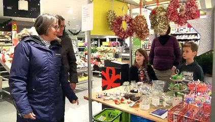 Leerlingen basisschool verkopen knutselwerkjes voor de voedselbank - RTV Noord