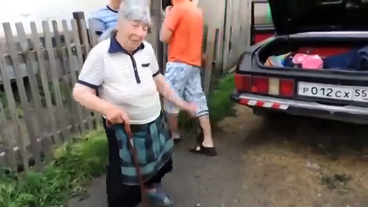 Бабуля танцует) Внуки молодцы, поддержали)