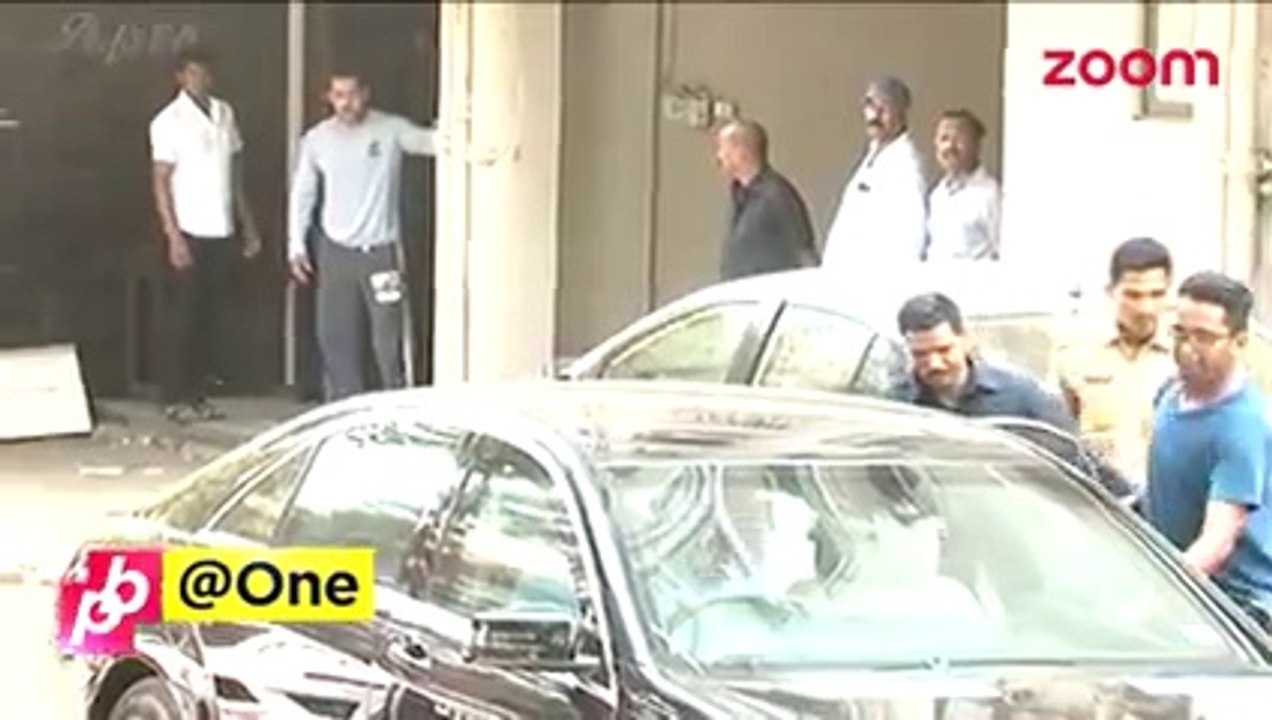Salman Khan's Bodyguard Apparently SLAPPED A Fan _ Bollywood News