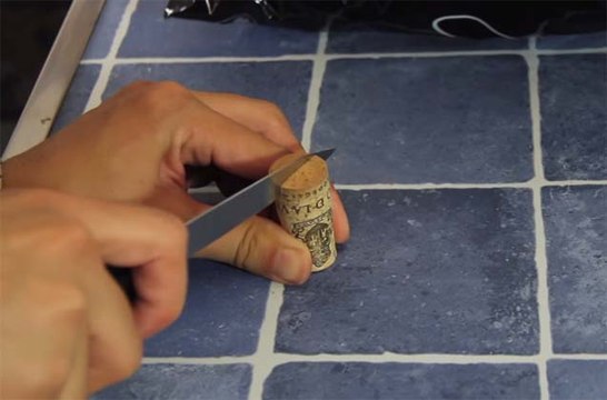 Ele faz um corte na rolha… Quando vires o porquê, nunca mais as deitas para o lixo!