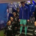 La tierna reacción de un pequeño niño al conocer al gigantesco arquero del Chelsea, Thibaut Courtois