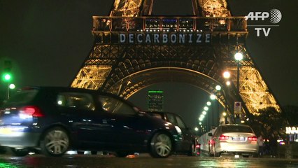 COP21: "Decarbonize", "Climatesign" sur la Tour Eiffel