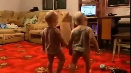 [►] Супер! Танец маленьких близнецы
