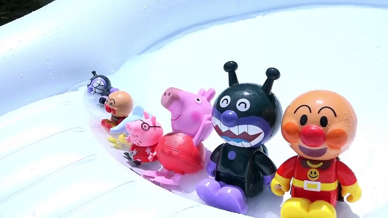 子供用ウォータースライダーでアンパンマンおもちゃ　Playing in the water