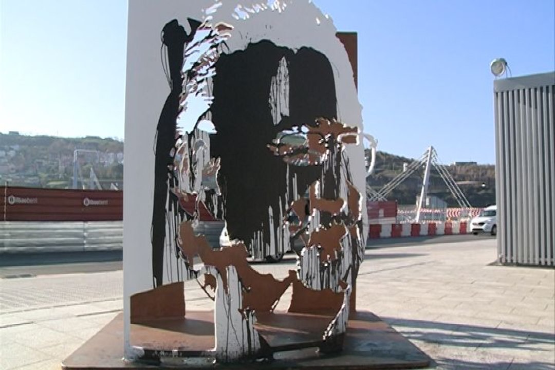 Arrojan pintura sobre la escultura de Azkuna