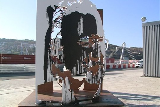 Arrojan pintura sobre la escultura de Azkuna