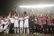 Campeões do São Paulo exibem taças do Mundial no Morumbi