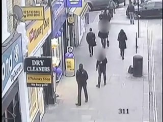 Un toit s'effondre sur un trottoir de Londres