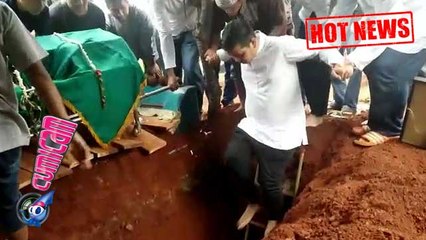 Indra Bekti Turun ke Liang Lahat Sang Ayah - Cumicam 12 Desember 2015