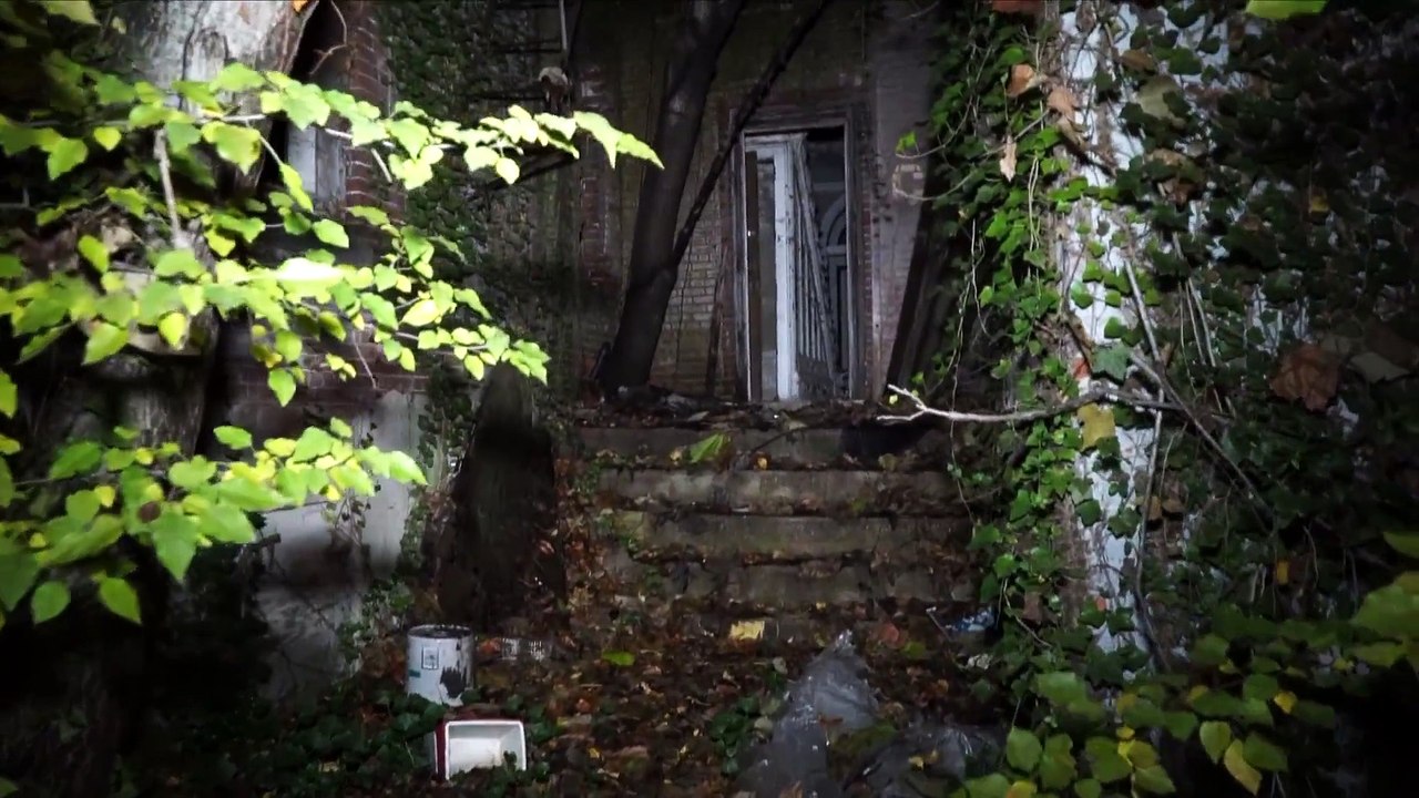 Un homme se retrouve piégé dans une maison abandonnée avec des dealers de crack