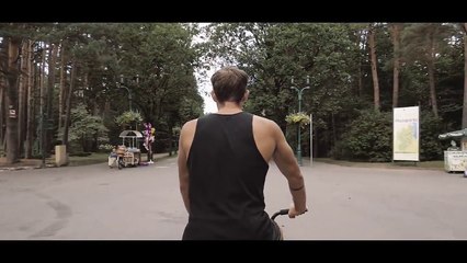 Record du monde de roue avant en BMX par Davis Dudelis