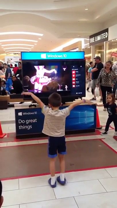 Un petit garçon danse sur "Just Dance 2016" dans un centre commercial