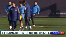 Lionel Messi le tira un balonazo en la cabeza a Gerard Piqué en el entrenamiento