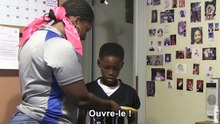 Une maman fait une blague à son fils