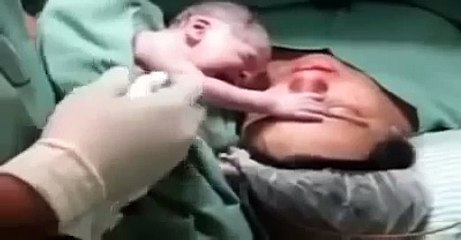 Após Parto comovente, Bebe se apega a mãe...