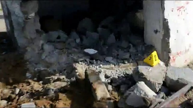 کوئٹہ ۔جائنٹ روڈ پر ایف سی چیک پوسٹ کے قریب بم دھماکے کے بعد سیکورٹی اہلکار جائے وقوعہ کا معائنہ کررہے ہیں اس واقعے میں ایک ایف سی اہلکار جان بحق جبکہ ایک بچے سمیت چار افراد زخمی ہوئے ہیں