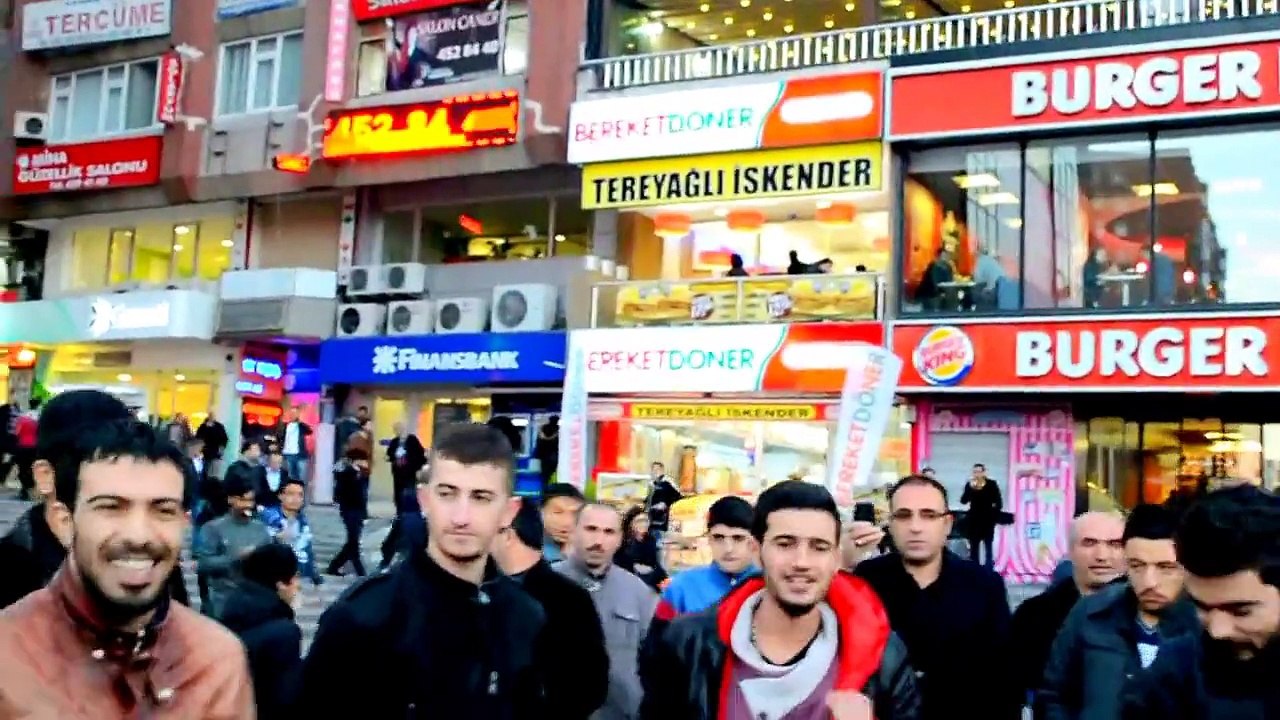 KÜRT GENÇLERİ  Şirinevler Meydanını Salladı!