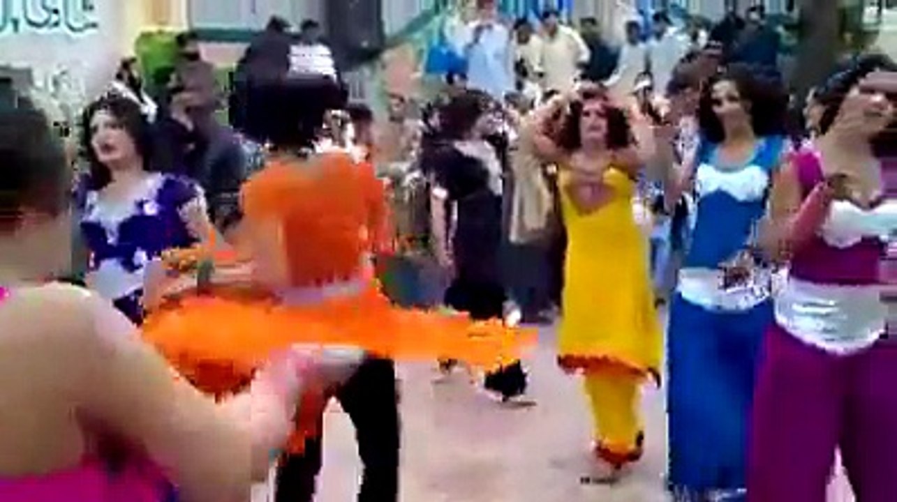 Pashto girls mast dance - pathan wedding party girls dancing - video ...
