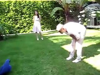 大型のオウム女の子を追いかけて！