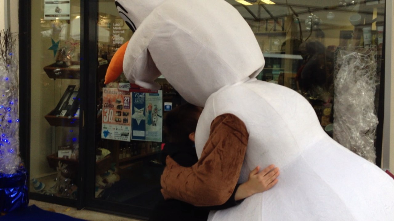 La Reine des neiges et Olaf attirent la foule au marché de Noël