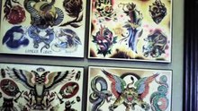 Né sans bras, il arrive à faire des tatouages avec ses pieds