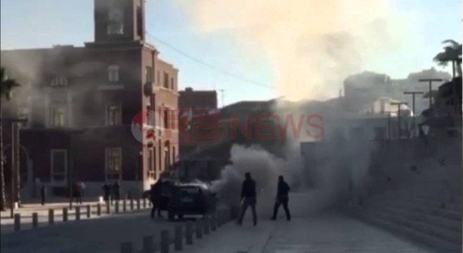 Durrës, Makina shpërthen në flakë në qendër të qytetit tek sheshi “Iliria”- Ora News