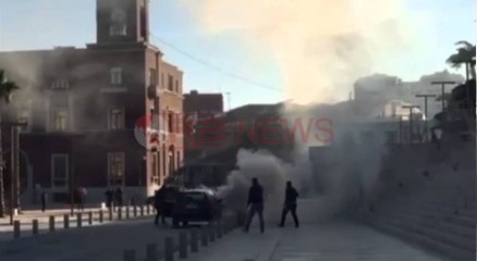 Durrës, Makina shpërthen në flakë në qendër të qytetit tek sheshi “Iliria”- Ora News