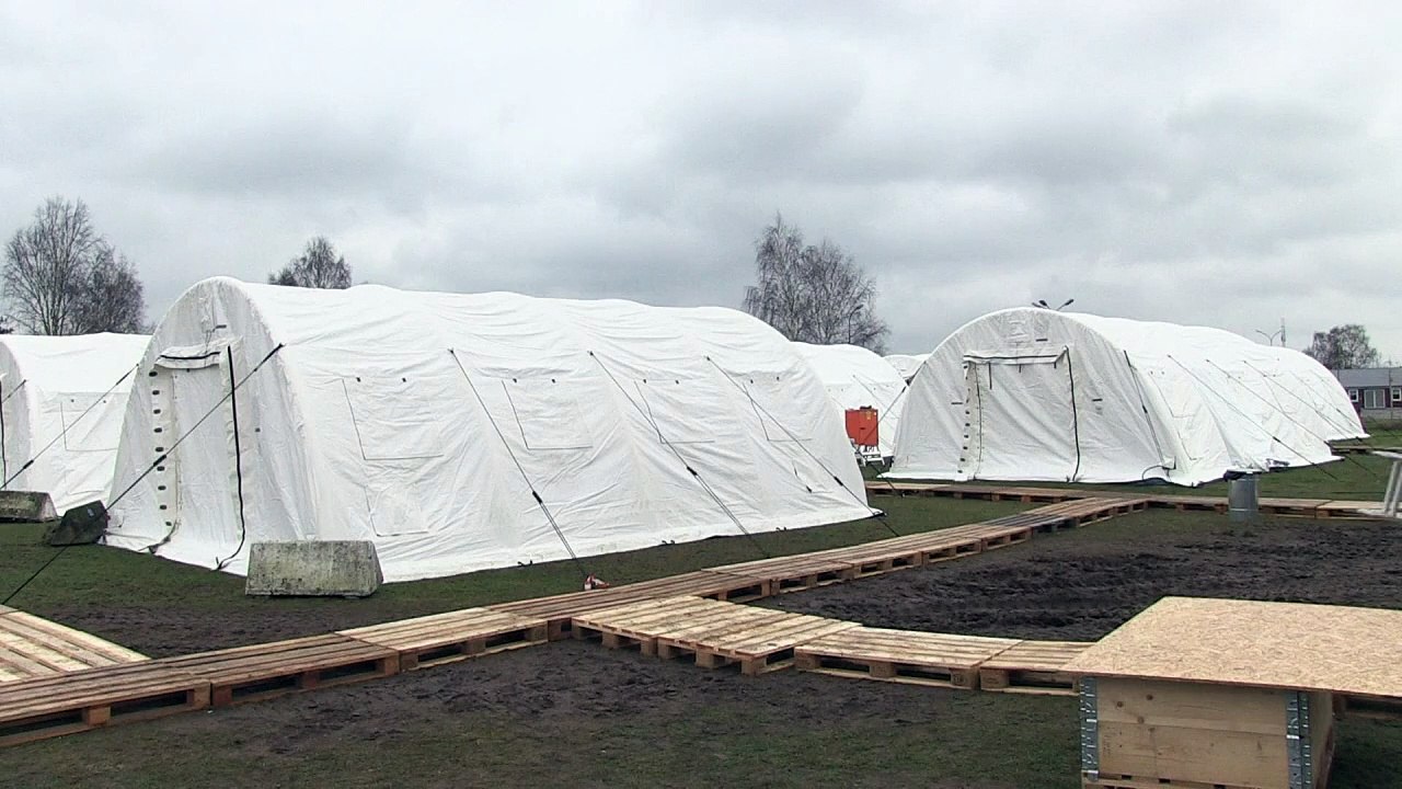 Schweden öffnet erstes Zeltlager für Flüchtlinge