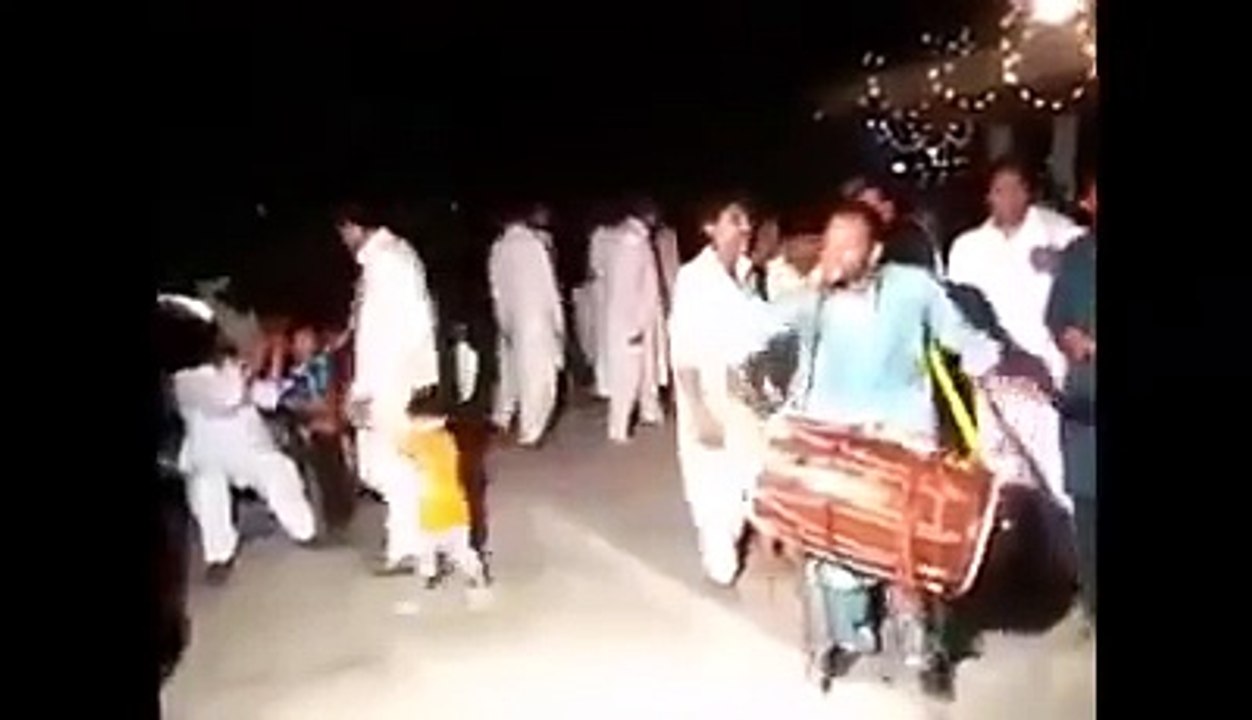 Pakistani Dhol Wale Ne Te Attt Hi Kara Ti! Amazing Dhol Beats!