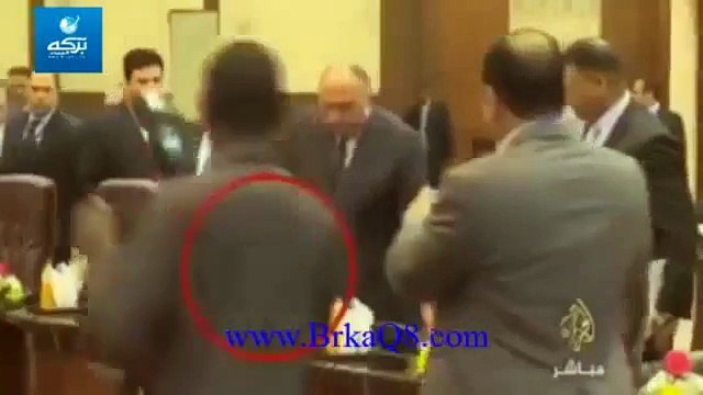 وزير الخارجية المصري سامح شكري يلقي ميكروفون قناة الجزيرة أسفل الطاولة