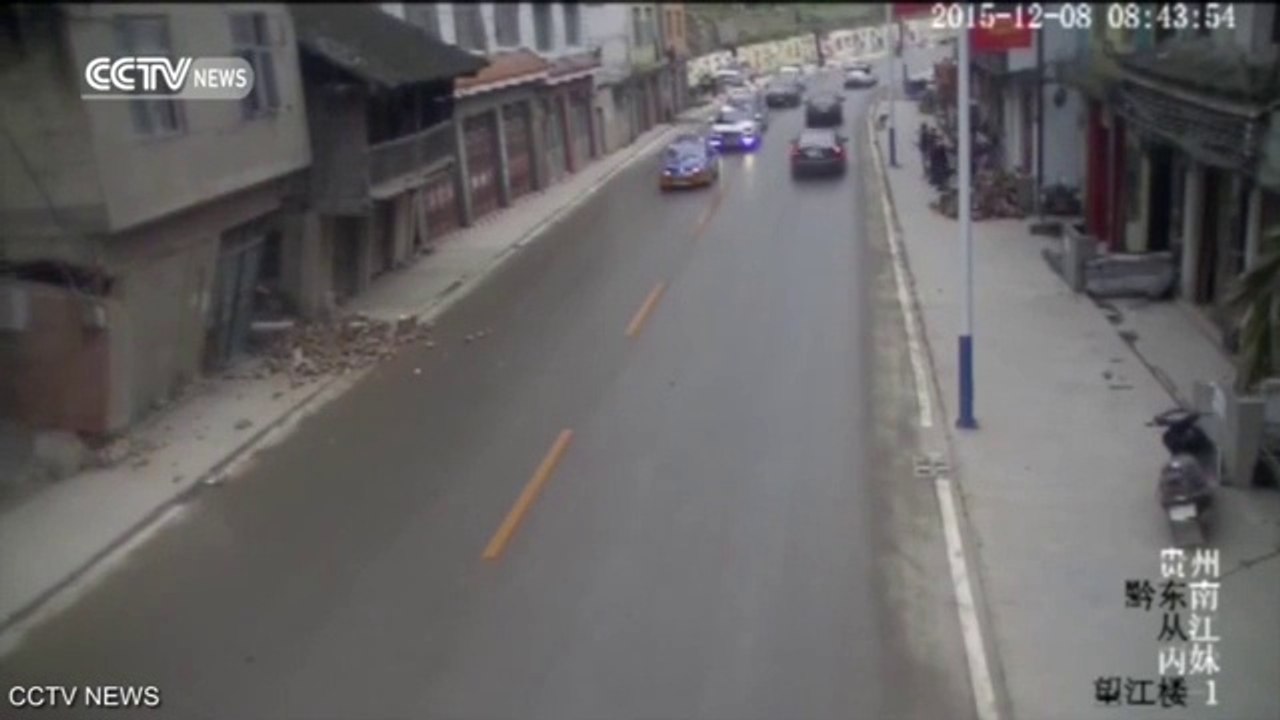 Un immeuble s'écroule soudainement en plein milieu de la rue en Chine